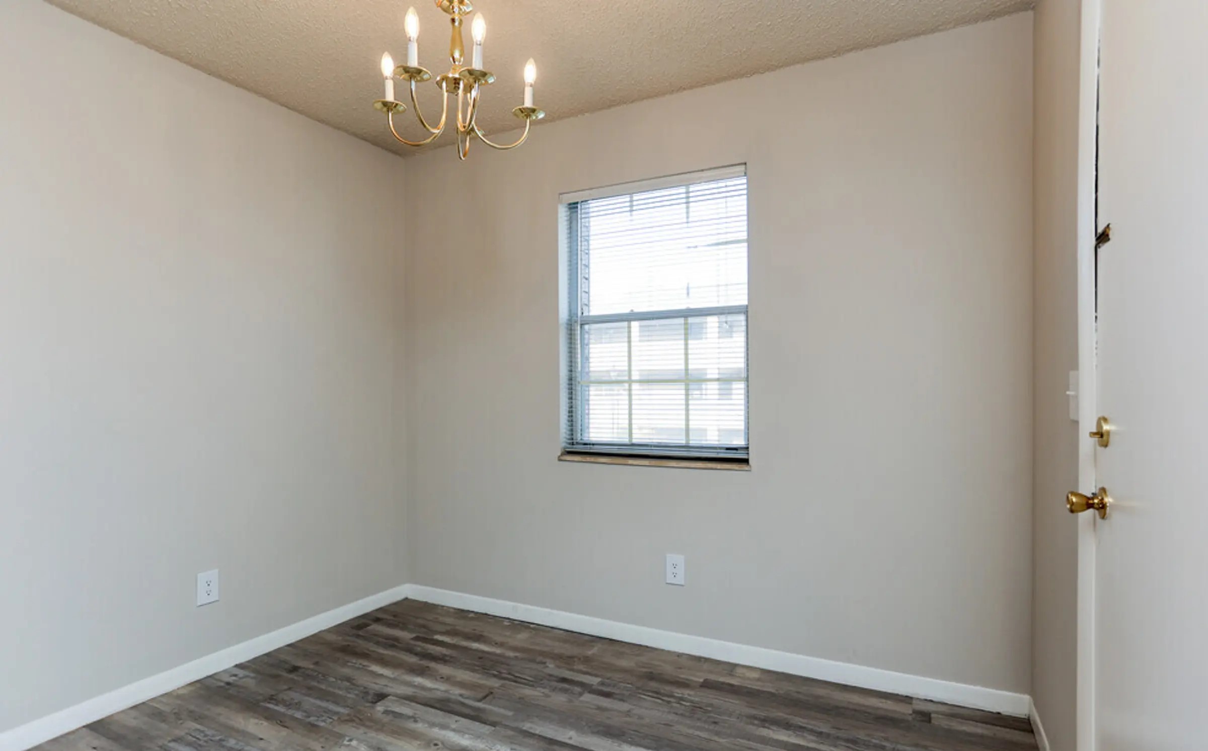 This cozy dining area offers a warm and inviting space for enjoying meals and gathering with friends and family. The room is well-lit by a charming window that allows natural light to fill the space. The neutral walls and stylish wood-style flooring create a versatile backdrop for any dining set and décor style. Perfect for intimate dinners or morning coffee moments!